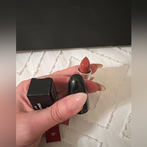 MAC lips - Picture 2 of 4